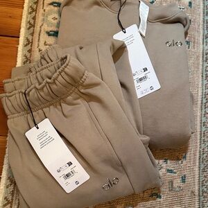 ALO Wms Accolade Straight Leg Pants